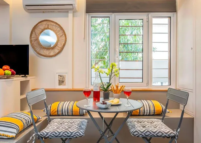 Cozy Nest At Acropolis Footsteps